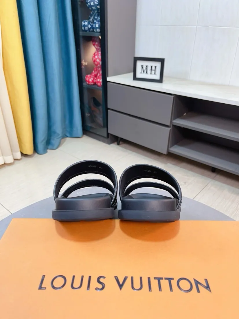 Ex-factory price 320🌹🌹 (lv-Louis Vuitton) new men's sandals, high-end boutique, exquisite embossed logo decoration on the upper, fine workmanship, super soft soles, casual, loose and comfortable, a must-have in summer! \nsize：38-44
